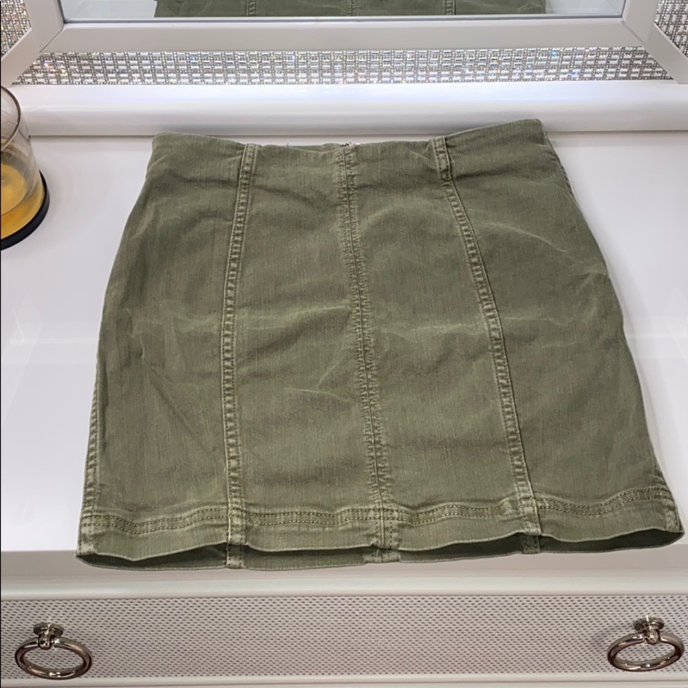 Green jean skirt ! Never worn !